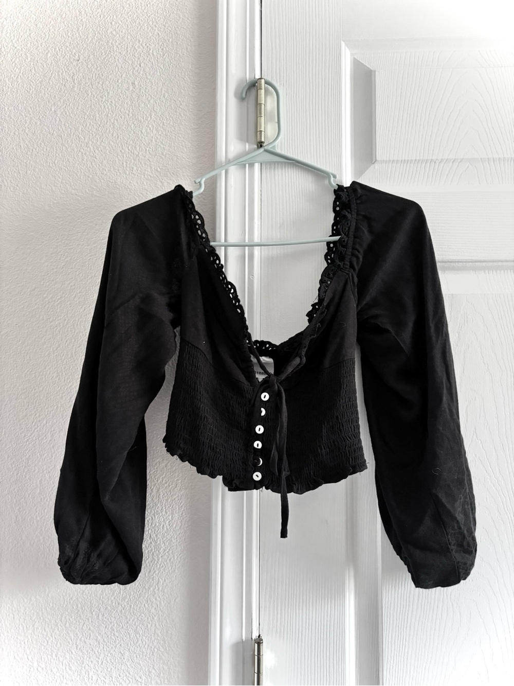 Skylar + Madison Black Puff Long-sleeve smocked Crop Blouse S